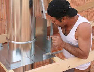 Un conduit de fumée métallique installé en deux heures